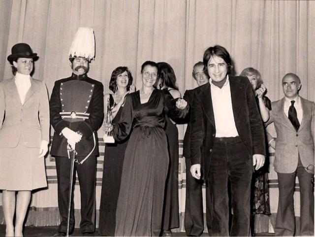 A uns premis. També hi suten Lola Gaos i Concha Velasco