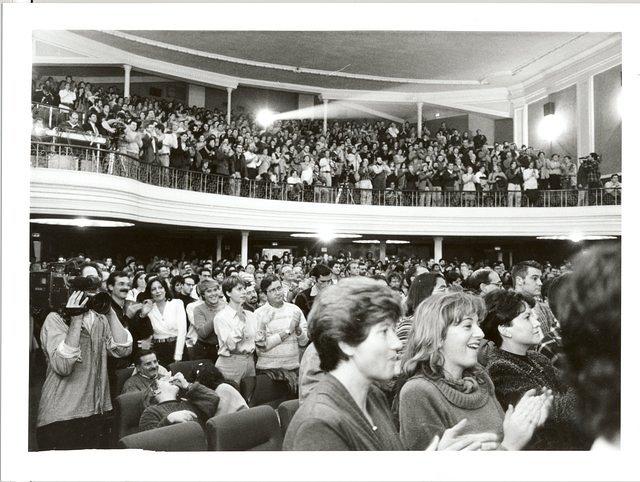 036-Platea del teatre calderon ple de gent alcada i aplaudint